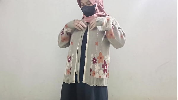 Gadis Berhijab Colmek Pakai Timun, Desahannya Bikin Makin Basah.