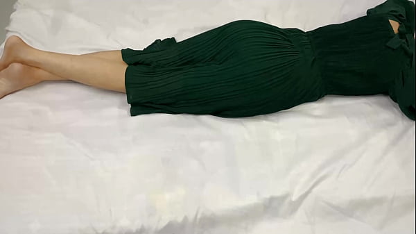 Malam Itu, Adik Tiri 18 Tahunku Sendirian Di Kamar, Aku Masuk Dan Memuaskan Nafsu Birahi Di Selangkangannya Yang Basah Dan Menggelinjang.