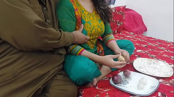 Bantuin Ibu Tiri Potong Sayur, Abis Itu Goceng Kontol Ke Pantat Gede Nya, Dia Selingkuhin Bapak Tiri, Audio Hindi Jelas.