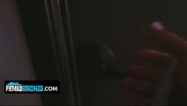 Layla London Si Kakak Tiri Montok Satset, Biarinin Adik Tiri Ngejos Keras Ke Memek Sempitnya.