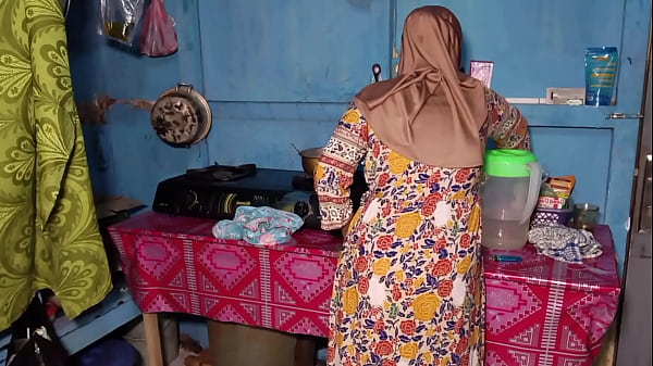 Gobak Kentot Istri Temenku Yang Lagi Sambil Masak, Suara Wajan Dan Erangan Jadi Satu.
