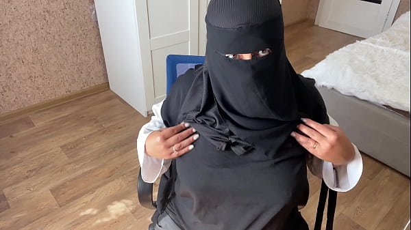 Istri Orang Arab Lagi Baca Cerita Mesum, Bikin Makin Basah Dan Panas