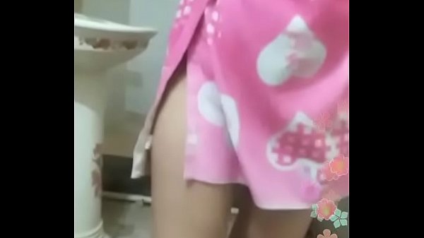 Desi Mandi Kamar, Basah Kuyup, Siap Digoyang