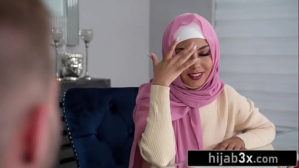 Cewek Mungil Cantik Pakai Hijab Digenjot Sambil Tetep Nutup Aurat.