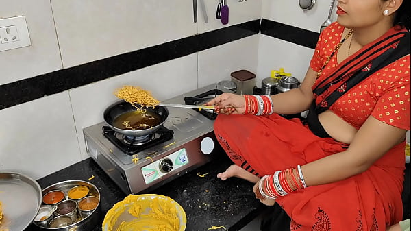 Komal Lagi Bikin Gorengan Buat Diwali, Si Adik Ipar Langsung Ngincer Kakak Ipar Buat Digarap Sampai Lemes.