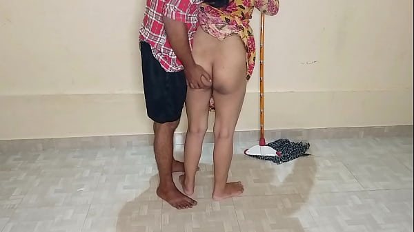 Bokep Gila! Kamar Lagi Dipel, Tante Pembantu Disuruh Nyepong Kontol Gede, Digenjot Sampai Meraung-raung! Suara Hindi Jelas, Bikin Makin Greget!
