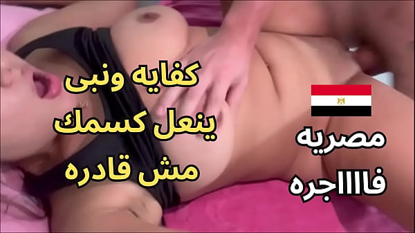 سكس عربي نار، واقفة ف البلكونة و فتحت رجلي ع السور، جوز جارتي شافني و نزل ناكني بقوة، كنت موححة ومش قادرة أتمالك نفسي، كسي كله حك في الخشب و أنا بئن من اللذة.