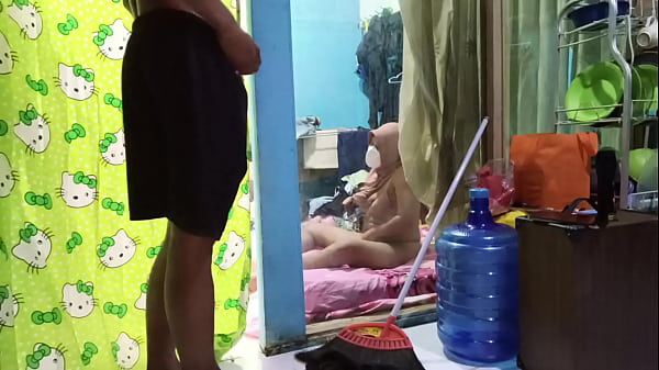 Ngentotin Bini Temen Sambil Dia Colmek, Sange Bejat Nggak Ketolong.