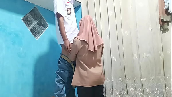 Murid-murid Bergantian Ngewe Bu Guru Sengit Di Kelas Kosong Setelah Pulang Sekolah.