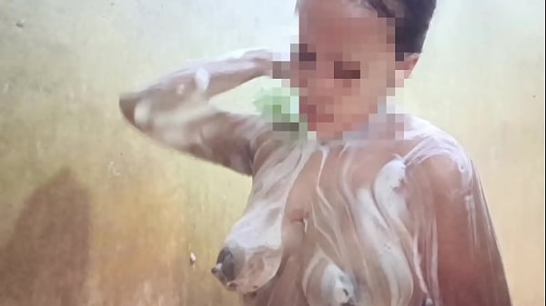 Lihatin Aku Mandi Sambil Tanganmu Mainin Kontol, Biar Makin Basah Sini Sayang.