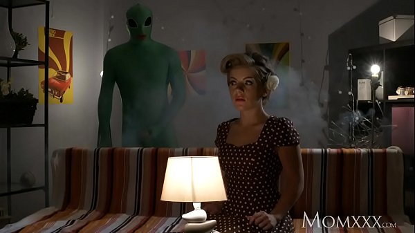 Mama Rumah Tangga Kesepian Dicolok Dalam-dalam Sama Alien Pas Malem Halloween, Sampe Merem Melek