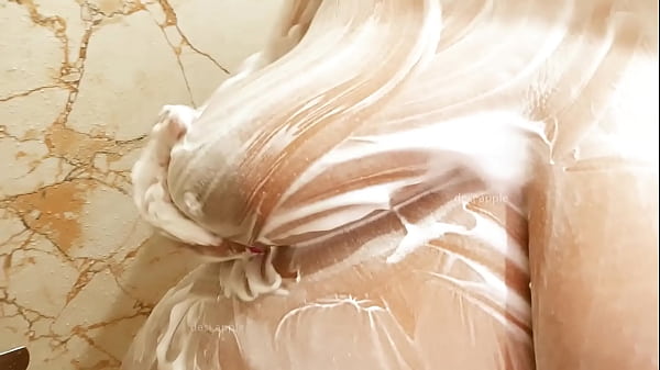 Desi Bhabhi Mandi Basah, Badan Menggoda, Air Mengalir Di Lekuk Tubuh Yang Bikin Nafsu Membara.