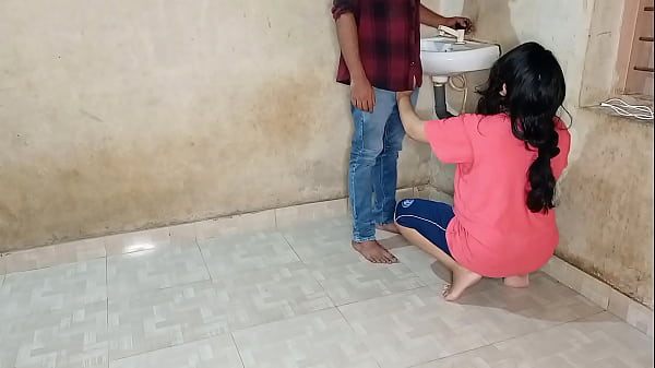 भाभी ने जवान प्लंबर से अपनी चूत की भूख मिटाई, गर्म प्यास बुझाई! Xxx प्लंबर सेक्स हिंदी आवाज़ में, रोमांचक चुदाई का मजा