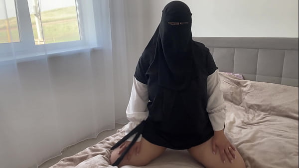 Arab Zalifah Ngentot Kenceng Pas Lagi Beberes, Sambil Ngeliatin Lubang M***tnya Yang Mulus Polos Tanpa Celana Dalem