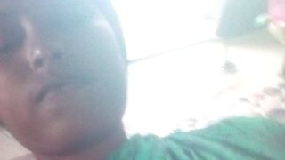Bengali Boudi Lagi Baju Saree, Jhuk Ke Chudai Kore Selfie Tule Dekhacche.