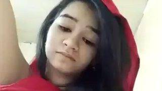 Gadis Paki Cantik Menjilat Jari Sambil Bugil, Jari-jarinya Main Di Dalam Lubang Basah.