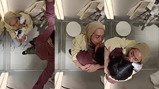 Hijab Robek, Lidah Ngecap Nafsu, Ciuman Brutal Di Ruang Ganti Sama Pacar.