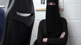 Ibu Maling Cantik Pakistan Dihajar Habis Di Amerika, Kontolnya Dijepit Hukum!