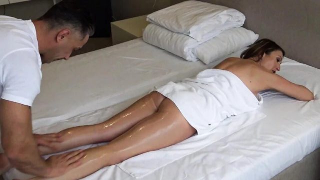 Mugur Porn – Julia North, Sapi Perah Montok, Digembleng Pijat Plus Crot Di Lubang Belakang Bareng Mugur, Tante Sange Bejat, 28 Januari 2023