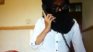 Ngentot Bareng Miss Hijab Hyper Project 14, Panggil Room Service Buat Mainin Tete Sampai Muncrat