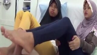 Video Panas Bangladesh: Dua Cewek 18 Tahun Lagi Mainin Kontol Pakai Kaki, Bikin Crot Di Mana-mana