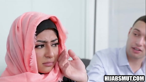 Gadis Berjilbab Dipaksa Ngentot Sama Bule Amerika, Nggak Ada Pilihan Lain Selain Merasakan Kontol Putihnya.