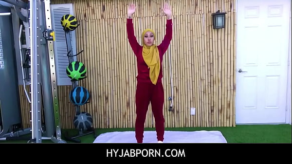 Bokep Hijab – Cewek Arab Eksotis Digarap Kasar Sama Pelatih Fitnes, Muncrat Sampai Njerit!