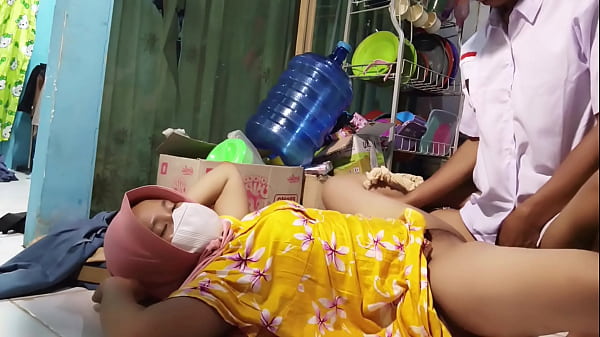 Ajak Ngentot Sama Ibu Tiri Pas Siap-siap Berangkat Sekolah, Bikin Makin Basah Di Pagi Buta!