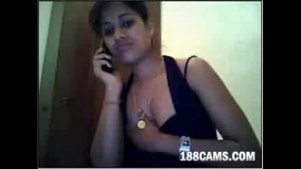 Desi Bokep Colmek Sambil Pegang Hape, Crototin Sendiri Di Depan Kamera