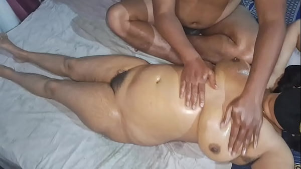 Desi Indian Bhabhi Lagi Bugil Total, Dijilat-jilat Sambil Digebukin Di Ranjang