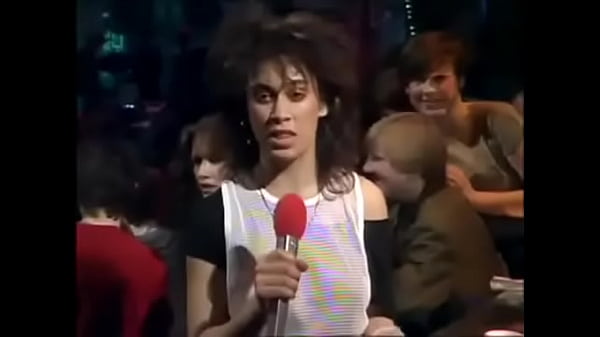 Eurythmics – Konser 1983, Di Panggung Basah Kuyup Keringat, Annie Lennox Menggoyang Pinggul Sambil Meremas Mikrofon, Bikin Semua Orang Di Stadion Ngaceng Dan Basah!