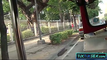 Bule Gede Jemput Tante Thailand Di Tuk-tuk, Langsung Naik Ke Kontol Gede.
