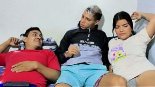 Pacar Kakak Tiriku Langsung Menancapkan Kontol Besarnya Ke Dalam Memeknya Tepat Di Depanku.