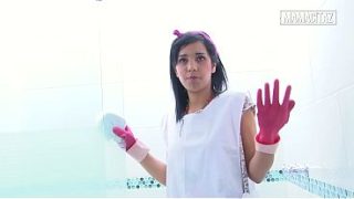 Mbak Pembantu Hotel Pake Sarung Tangan Karet, Ngangkang Sambil Ngelap Shower, Bikin Muncrat!