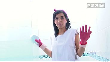 Mbak Pembantu Hotel Pake Sarung Tangan Karet, Ngangkang Sambil Ngelap Shower, Bikin Muncrat!