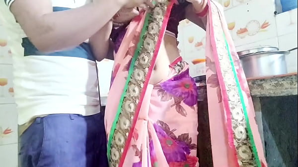 देसी भाभी बर्तन धोते हुए गीली हो गई, तभी देवर ने घुसकर कहा—”भाभी, तेरी चूत चाहिए, देगी क्या?” गंदी हिंदी ऑडियो।