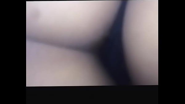 بنت عربية تحت السن بتكشف كسها وتقلب طيزها قدام الكاميرا