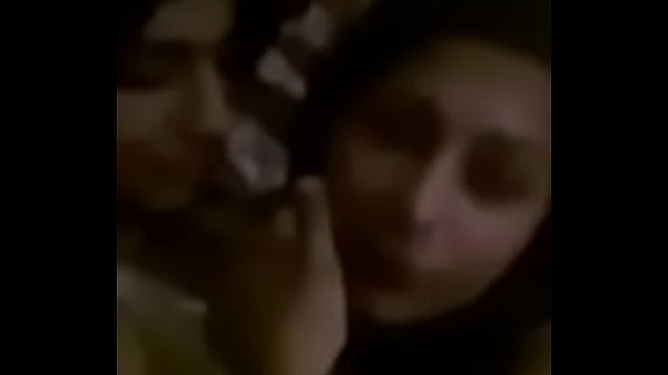 Desi Pelacur Soni Lagi Main-main Sama Pacarnya, Sange Banget Nunggingin Meki Basahnya.