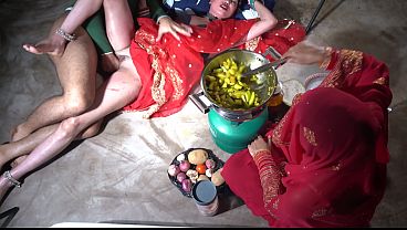 Ngentot Bareng Ibu Tiri Desi India Di Dapur, Omongan Kotor Bikin Makin Basah