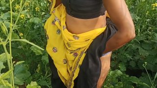 Mamta Ke Sarson Ke Khet Mein Jab Husband Ne Mauka Paake Jor Se Chod Diya, Kholi Hui Hindi Aawaz Mein Outdoor Chudai.