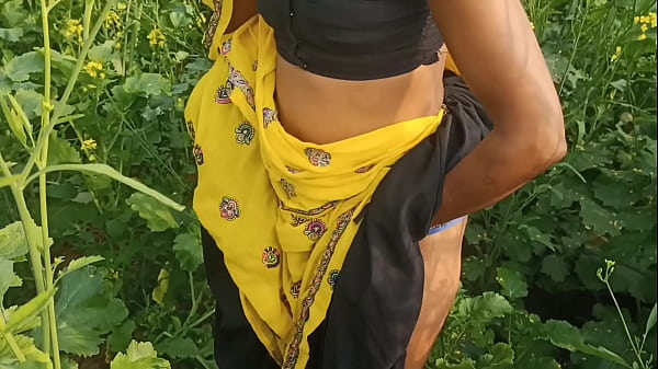Mamta Ke Sarson Ke Khet Mein Jab Husband Ne Mauka Paake Jor Se Chod Diya, Kholi Hui Hindi Aawaz Mein Outdoor Chudai.