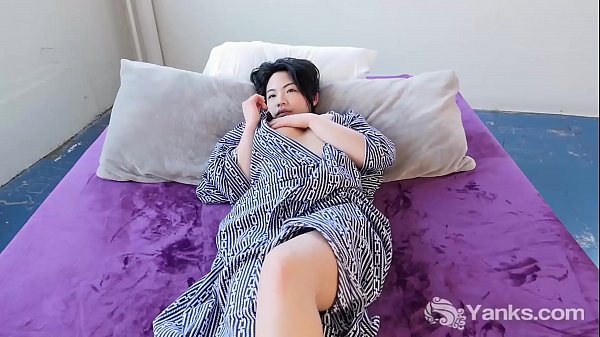 Yank Asia, Si Jalang Emas Lagi Main-main Sama Kontolnya Sendiri.