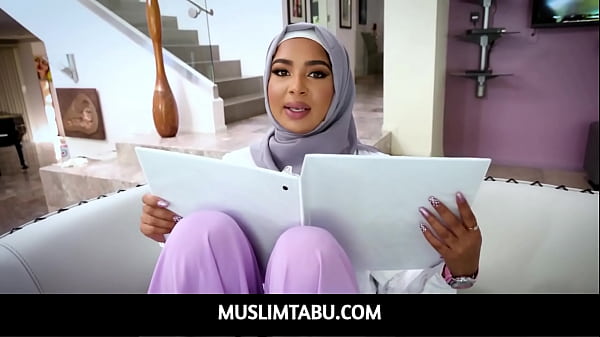 Cewek Hijab Arab Muslim Babi Star, Malu-malu Tapi Nakal Banget, Siap Ngajarin Donnie Rock Tradisi Amerika Yang Bikin Teler!