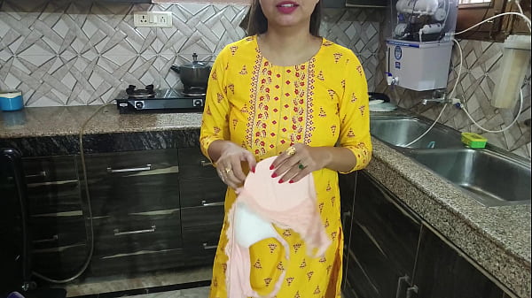 Desi Bhabhi Dapur Lagi Cuci Piring, Tiba-tiba Adik Ipar Datang Sambil Bisik, “bhabhi, Gue Pengen Ngerasain Lubang Memek Lo, Lo Mau Kasih Gak?” Suara Hindi Bikin Makin Panas.