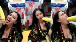 Berlian Ochi Mainin Tetek Sambil Nyepok Timun Gede Banget Sampe Ngacir