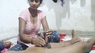 Bhabhi Minyak-in Kontol Si Adik Ipar, Lalu Digenjot Habis-habisan Di Video Desi Panas.