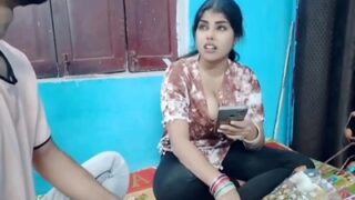 Bhabhi Montok Nerima Paketan, Bayarnya Pake Memek Basah.