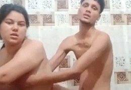Kamar Mandi Bhabhi Lagi Mandi, Badan Basah Kena Siraman, Siap Digenjot Habis-habisan