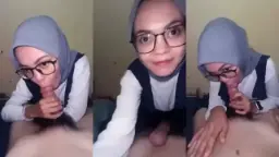 Mutia Pasang Hijab, Tapi Mulutnya Ngegoblok Kontol Pacar Sampe Basah.