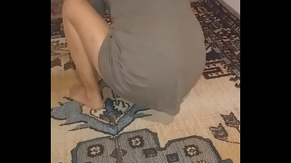 Olgun Türk Karı, Tül çorabıyla Yerde Sürünüp Halıyı ıslak ıslak Siliyor, Amına Kadar ıslanmış.